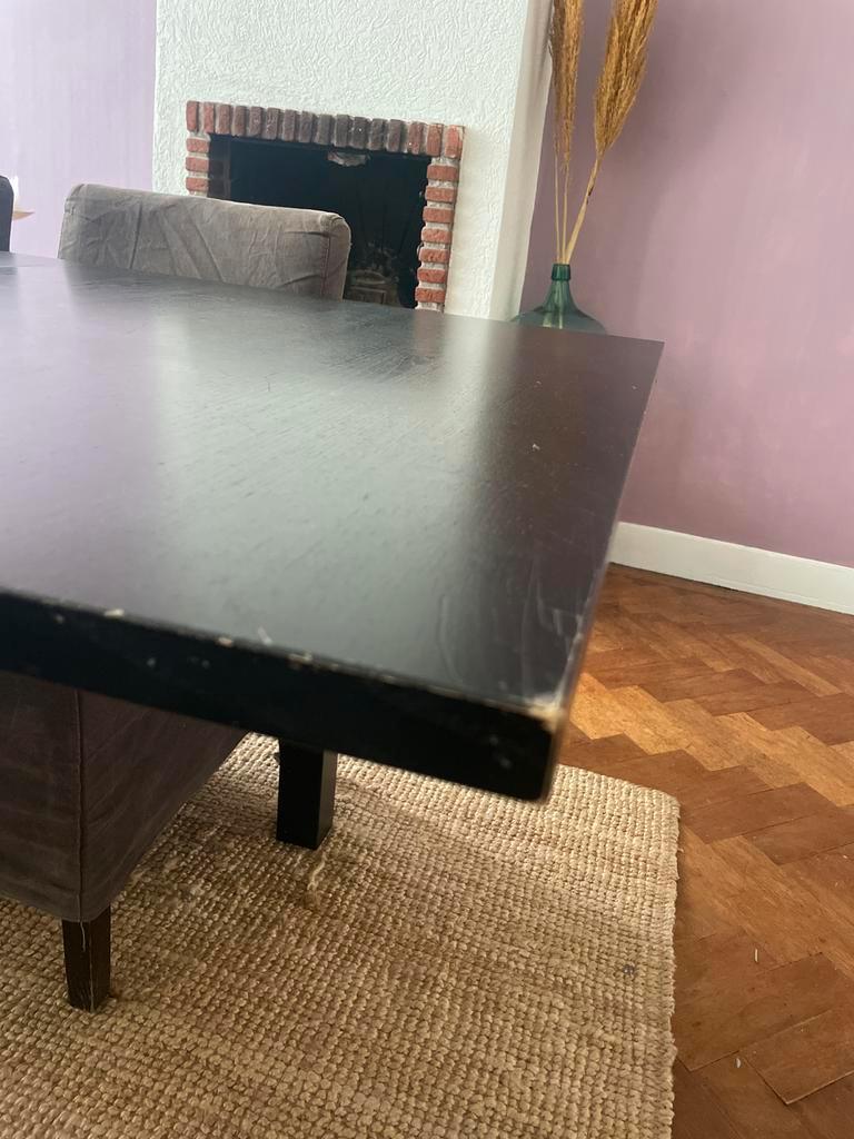 Houten tafel met inlegpanelen