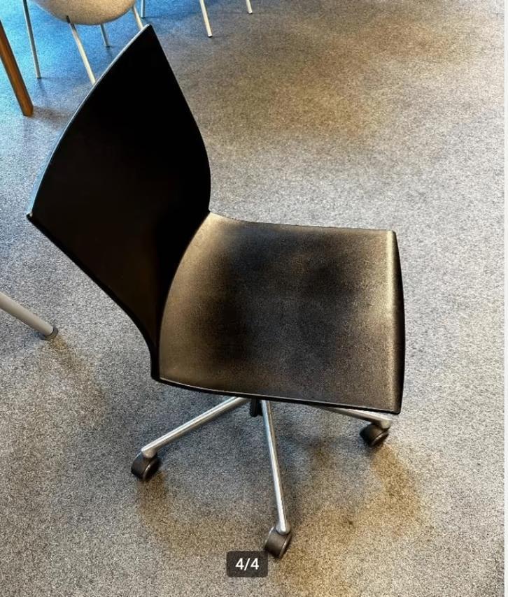 Eén zwarte Ahrend stoel – gratis af te halen