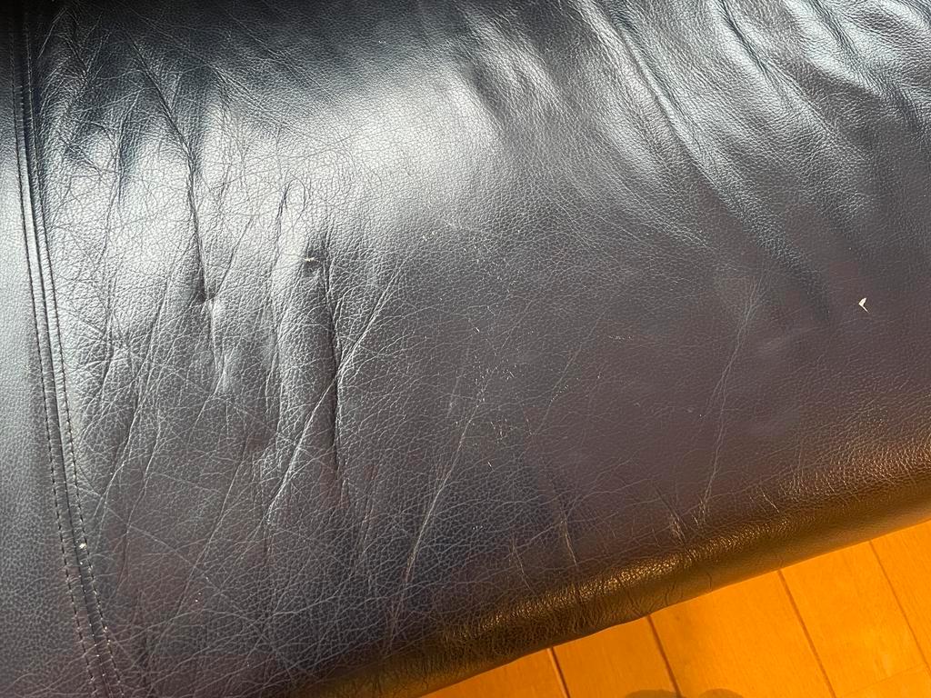 Montel zithoek bestaande uit 2 leren bankstellen