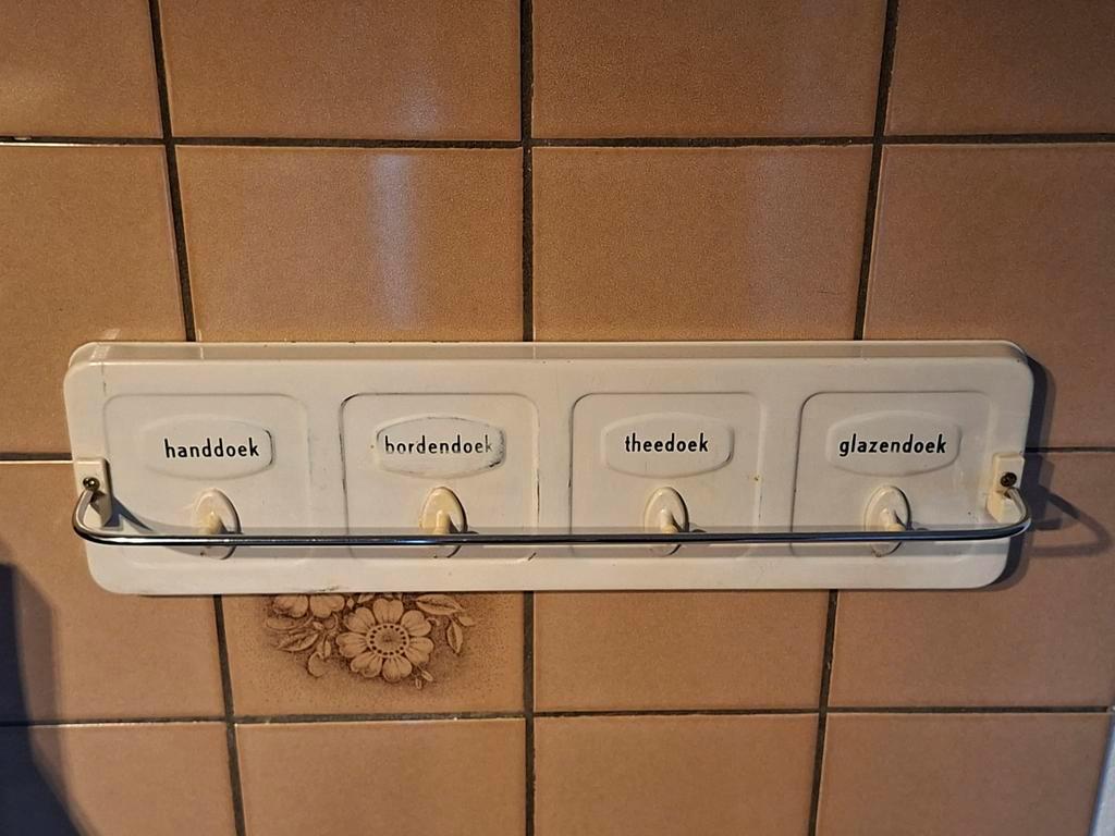 Diversen spulletjes en handdoekenrekken en voorhangdoeken