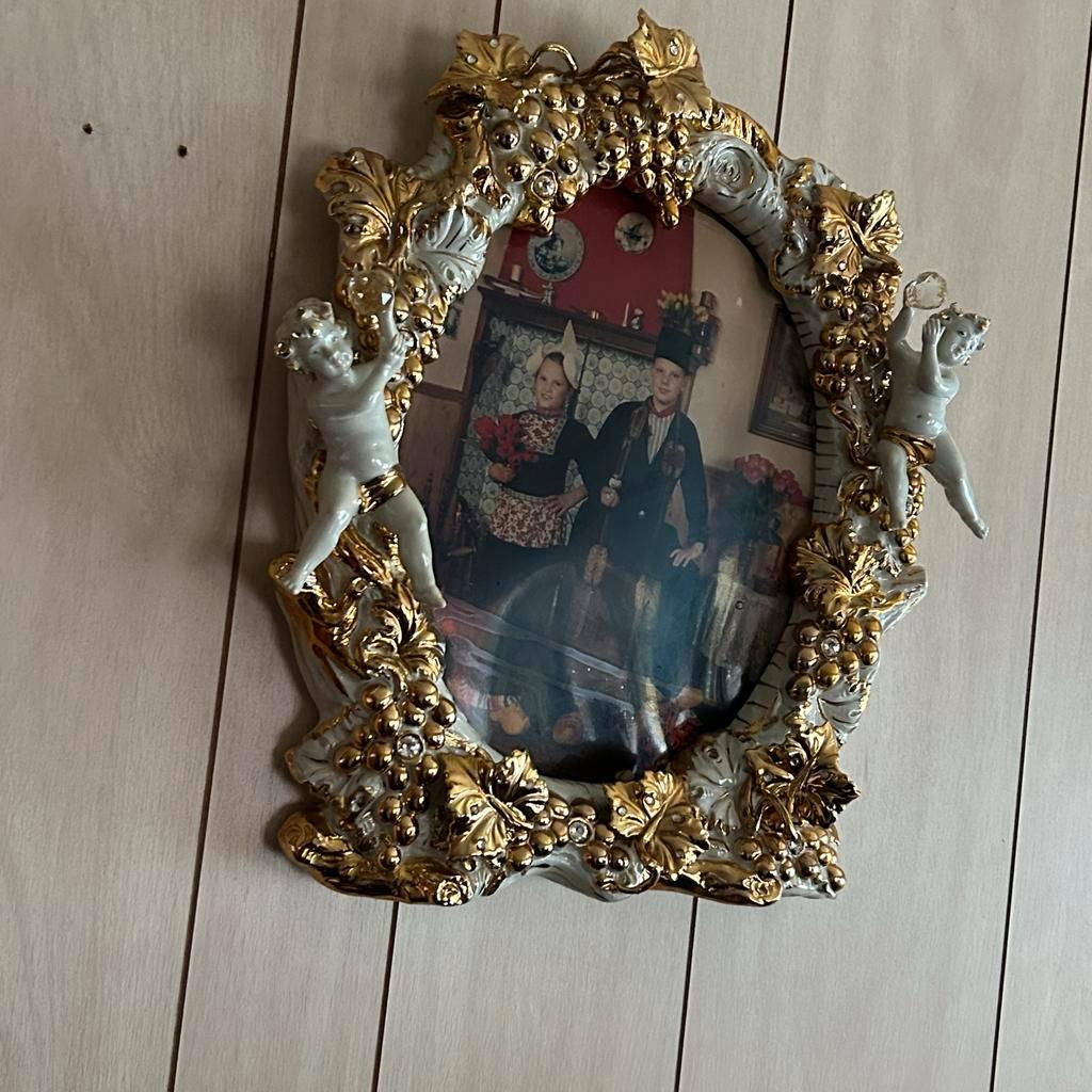 Witte fotolijst met gouden details