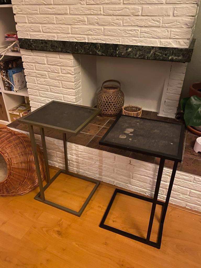 Twee bijzettafeltjes in verschillende kleuren - GRATIS