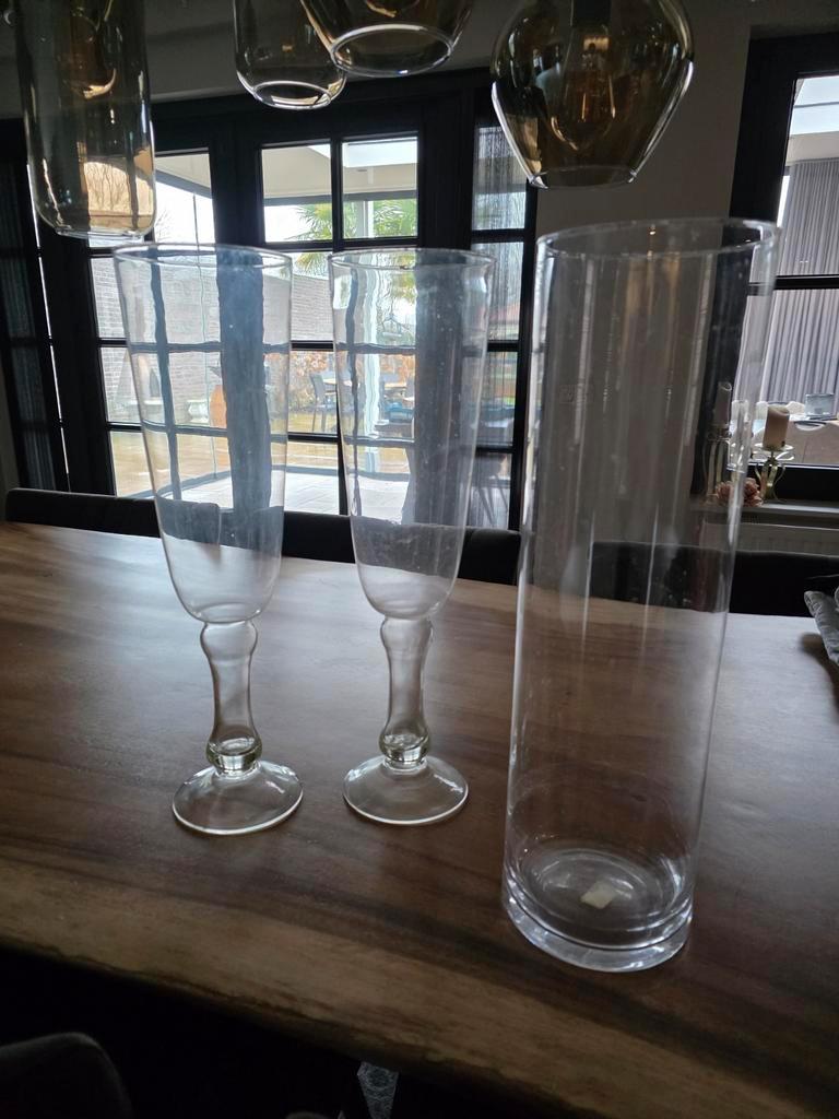 Gratis af te halen. Glazen vazen, hoogte 50cm.