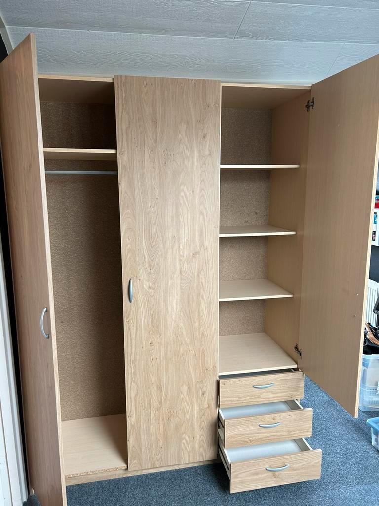 Kledingkast. 1,45 br, 2,00 hoog. 0,48 diep