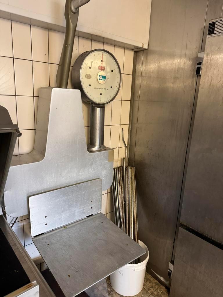 Berkel wandweegschaal met bouten haak defect