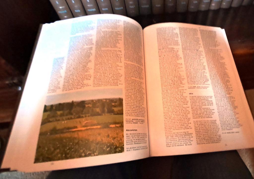 1 meter mooie informatieve thematische Spectrum Encylopedie.