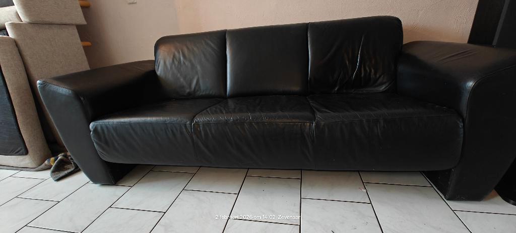 Mooie lederen bank met gebruikssporen