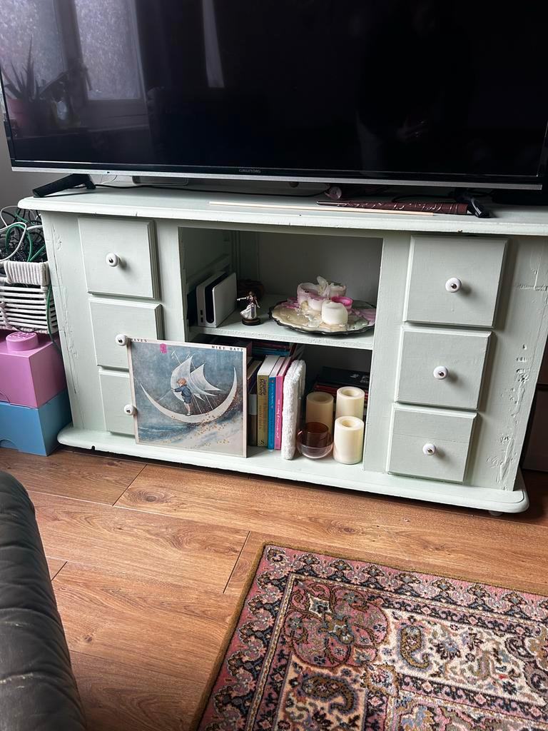 Lichtgroene TV kast met opbergruimte