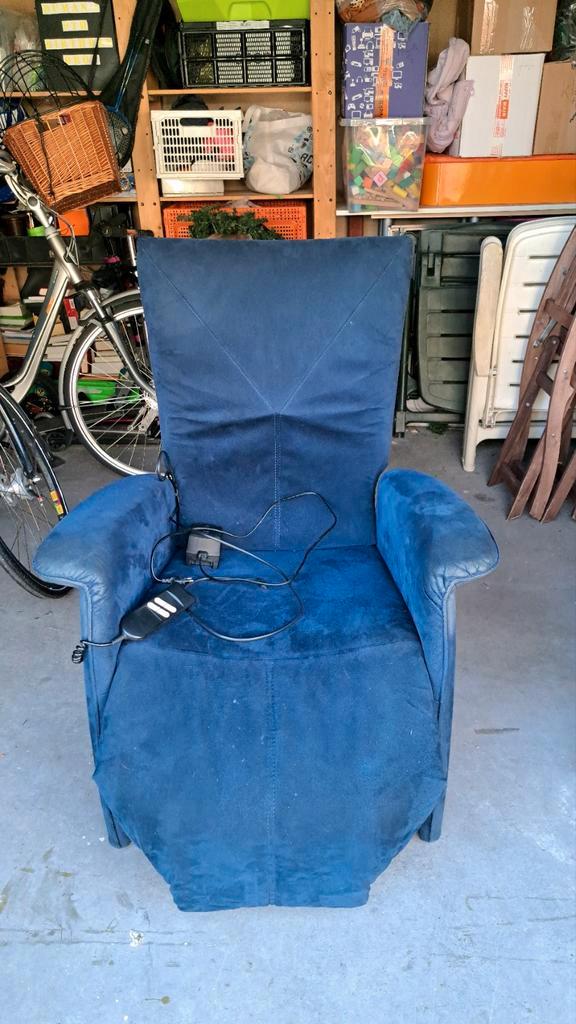Donkerblauwe elektrische relaxstoel, werkt goed.