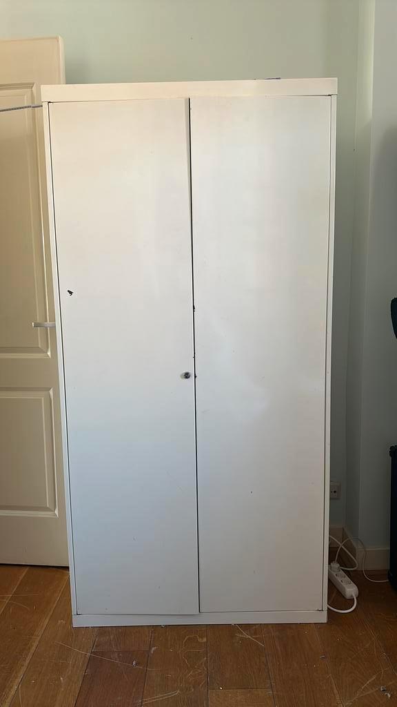 Gratis: Witte metalen kast