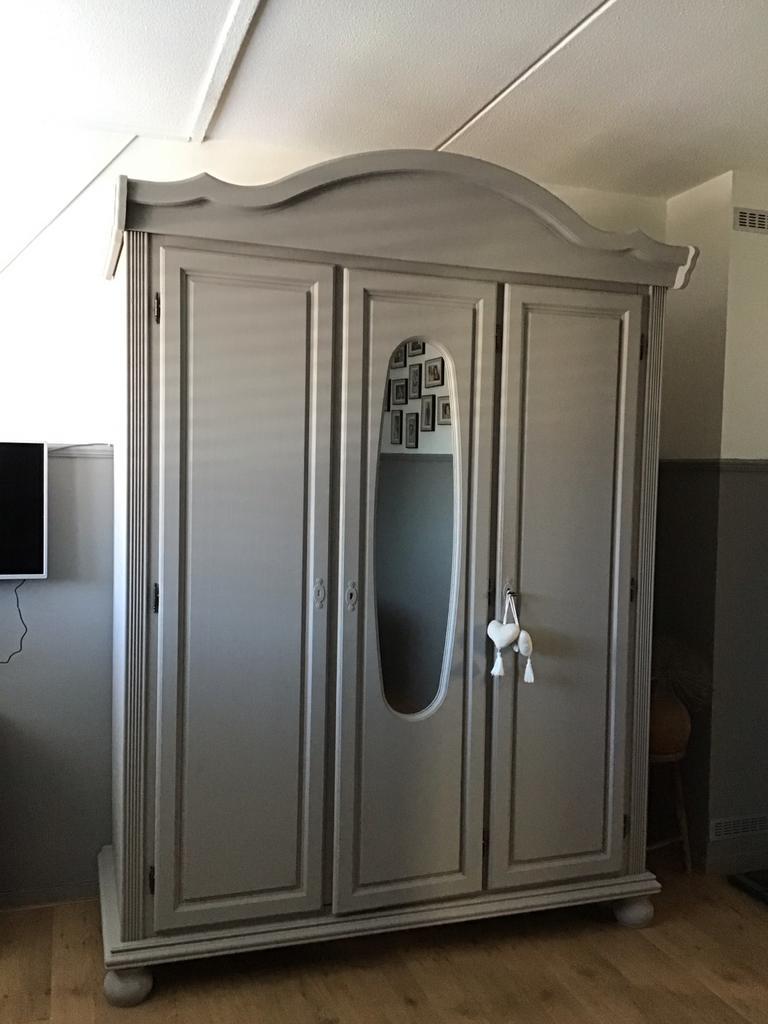 Grote toog kledingkast met spiegel