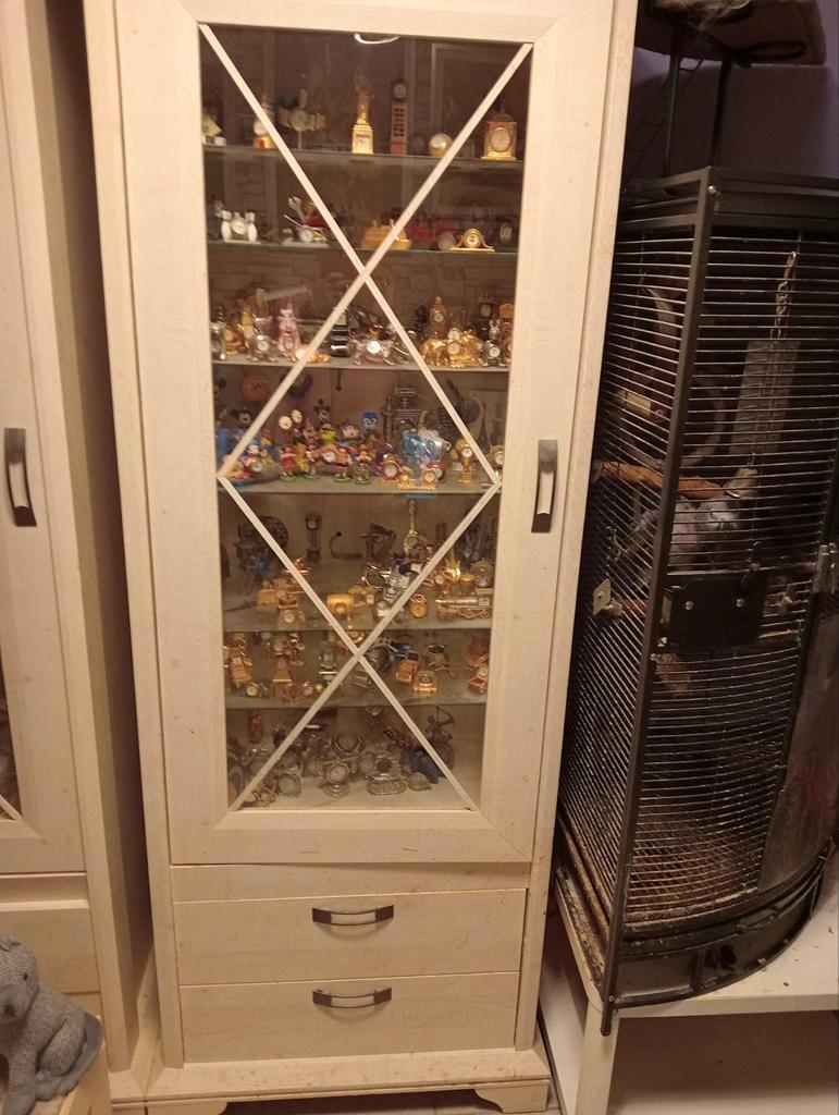 Vitrinekast met glazen deur en lades 3 dezelfde