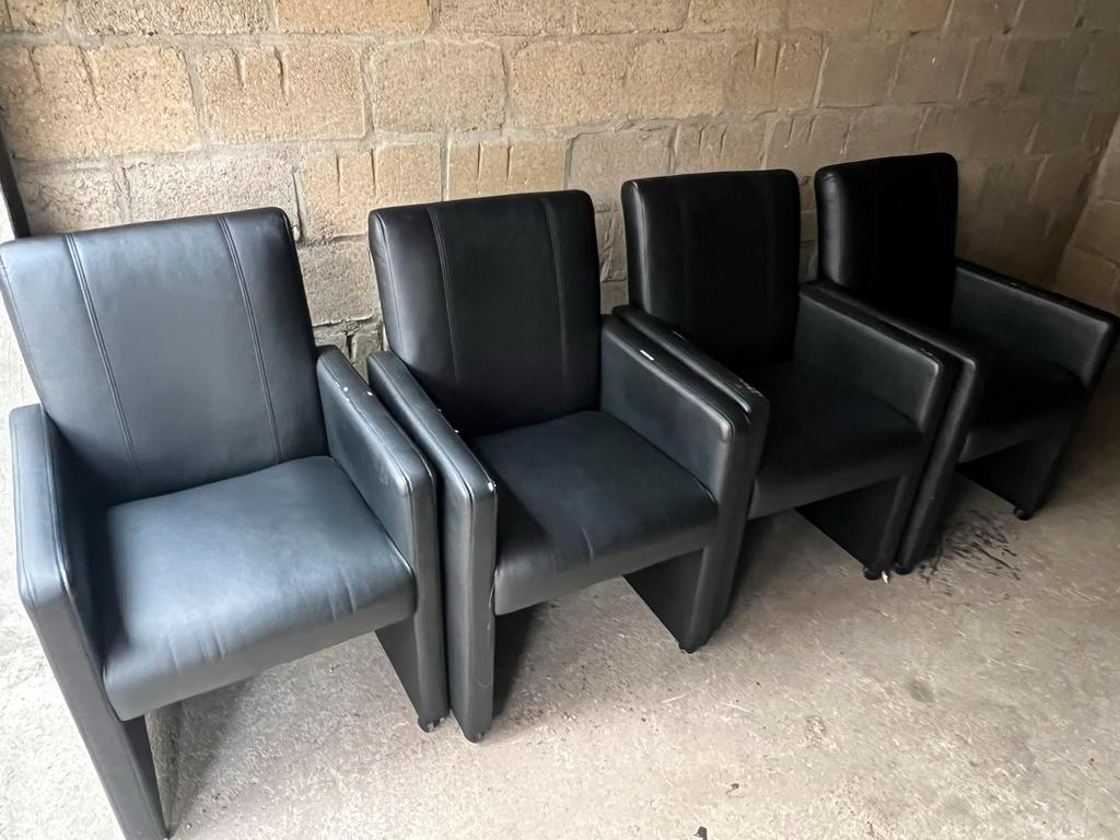 Set van 4 zwarte eetkamerstoelen - gratis af te halen