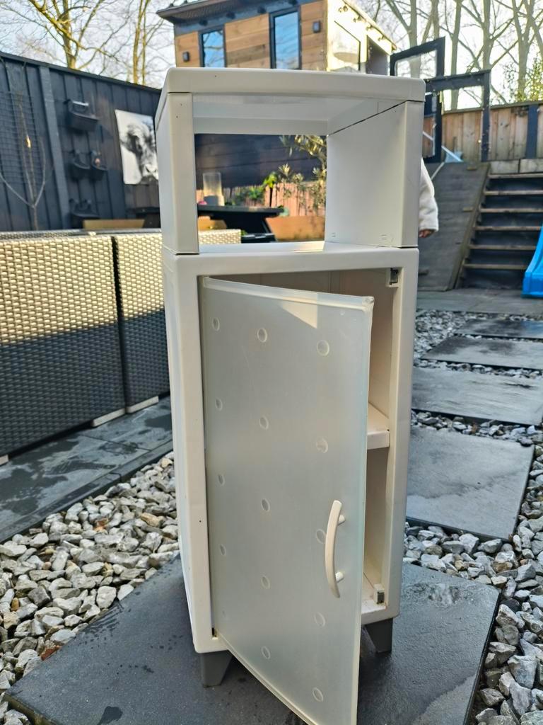 Gratis af te halen: kunststof badkamerkastje