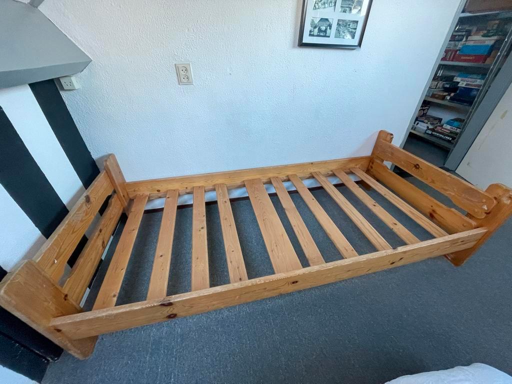 Grenen houten 1-persoons bed (ombouw).
