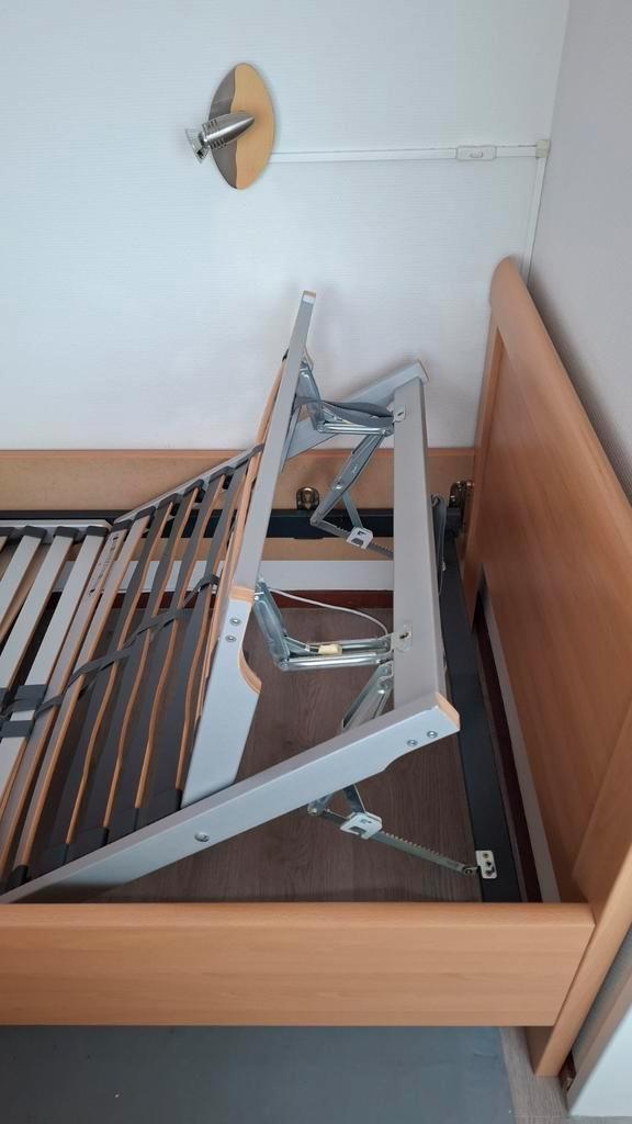 Eenpersoonsbed 90x200 cm, + lattenbodem, matras en bedlampje