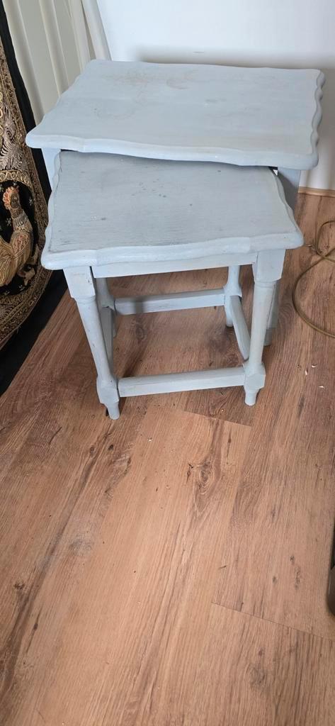 2 landelijke tafeltjes