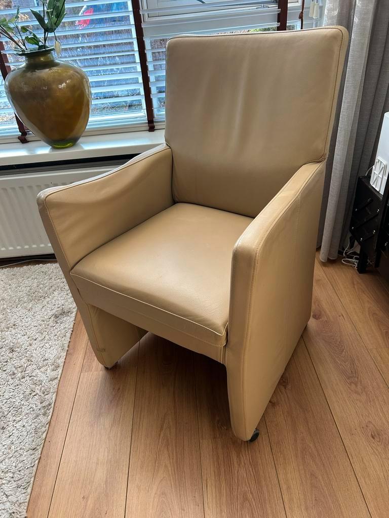 Crème leren eetkamerstoel met armleuning en wielen, 4 stuks.