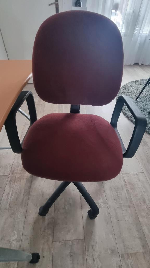 Klein bureau met stoel.