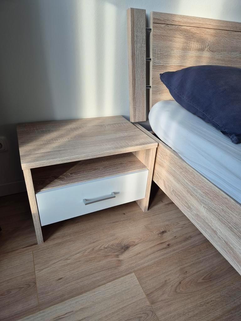 Tweepersoonsbed 140x200 cm met nachtkastje