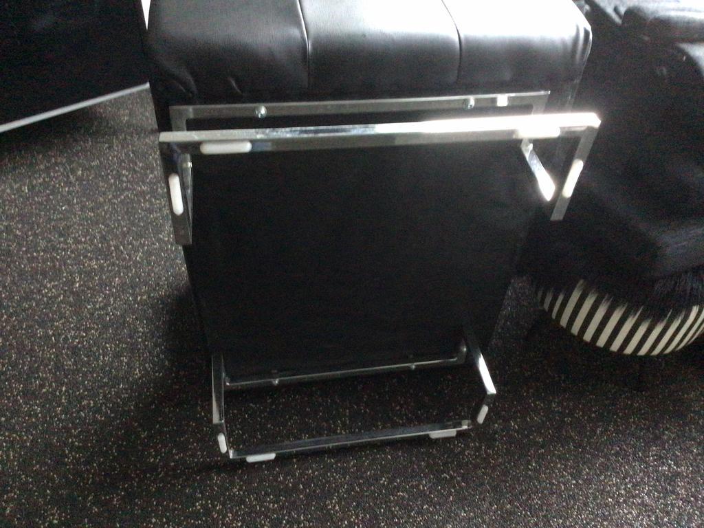 Sky leren stoel met crhomen onderstel .