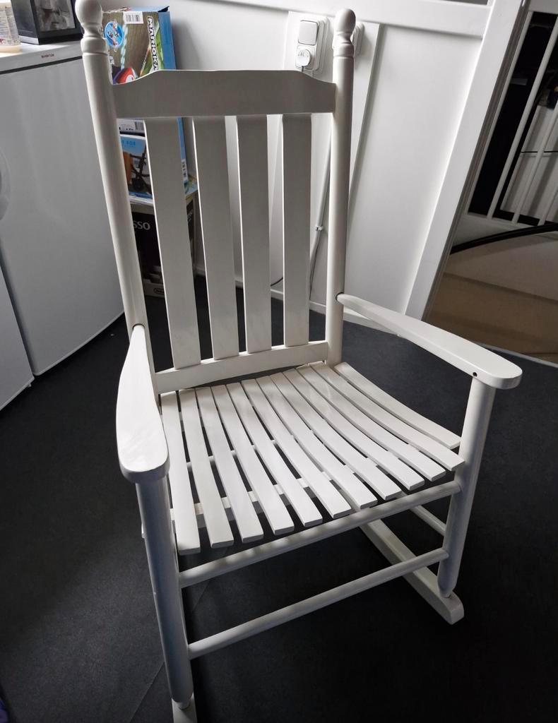Witte schommelstoel gratis af te halen!