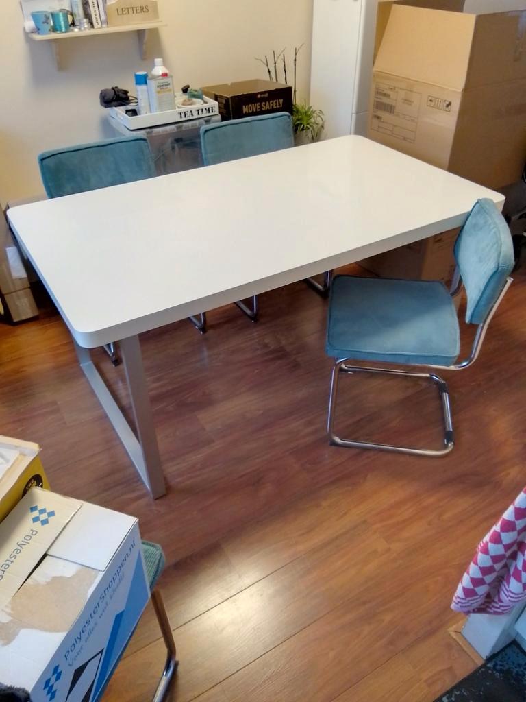 Tafel met 4 stoelen    Gratis ophalen