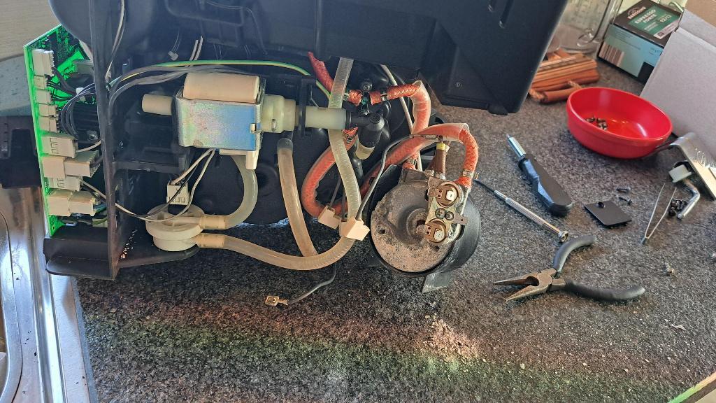 Koffieautomaat SAECO HD8862 onderdelen gratis afhalen.