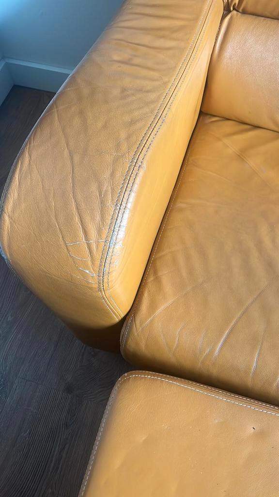 Okergele leer lederen bank en Hocker gratis ophalen