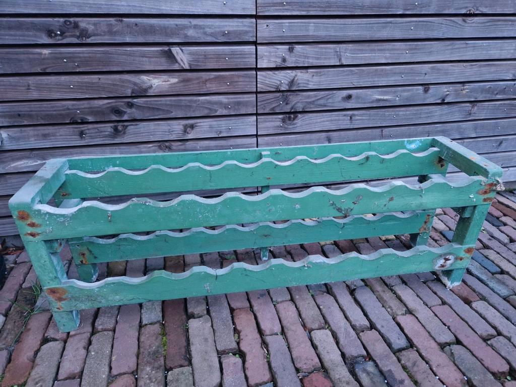 2 gratis Oude houten wijnrekken