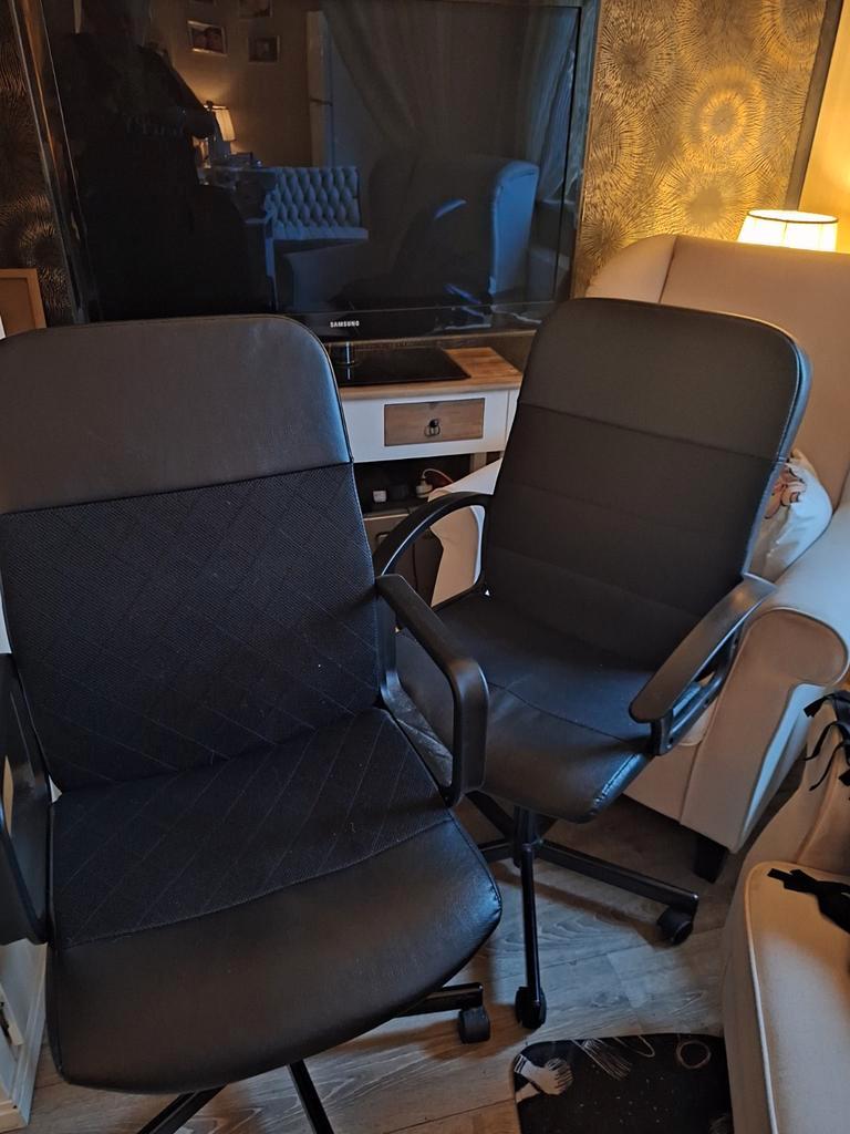 2 gratis zwarte bureaustoelen