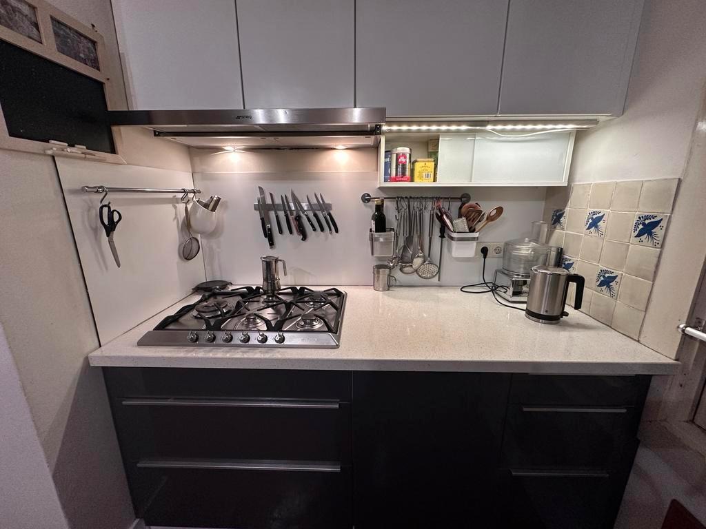 Complete keuken met SMEG gasfornuis en afzuigkap