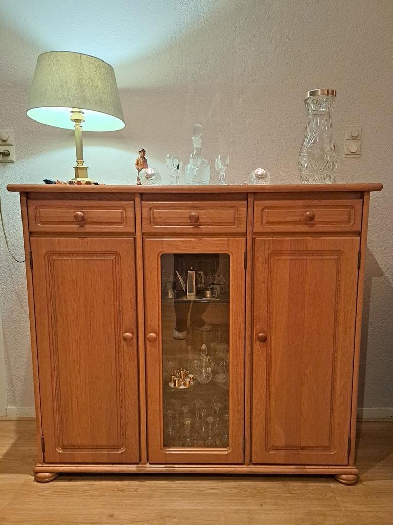 Licht eiken dressoir met vitrinekast en laden