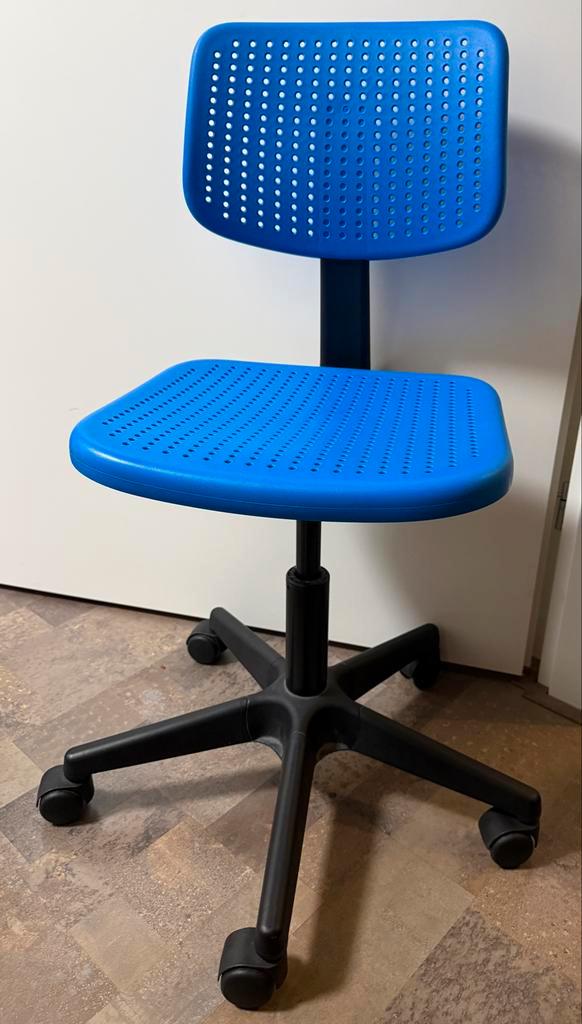 Blauwe bureaustoel in goede staat