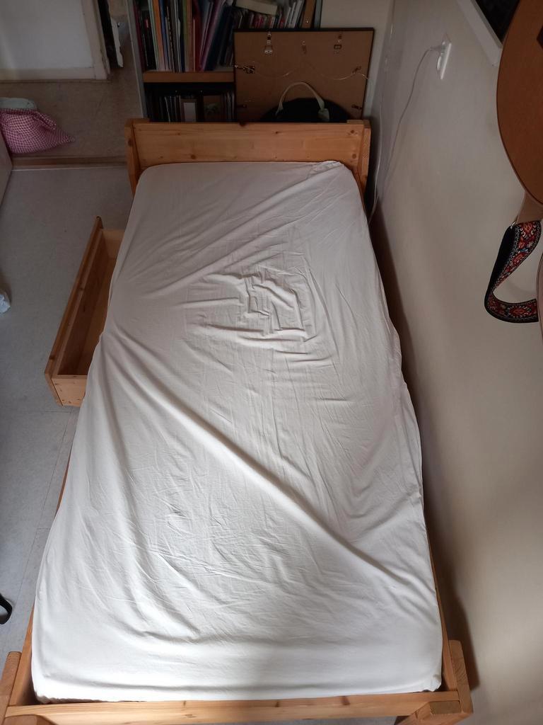 Eenpersoons houten bed met lades (gratis)