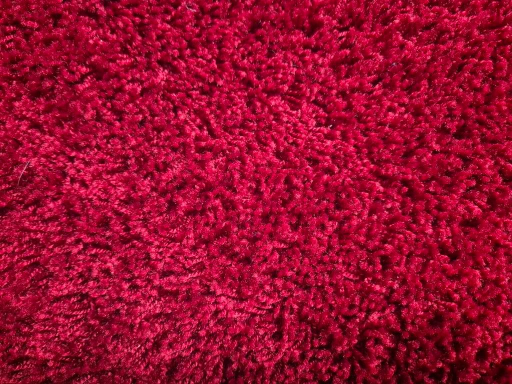 Rood, hoogpolig tapijt 3x5m (15m2), incl. vilt ondervloer