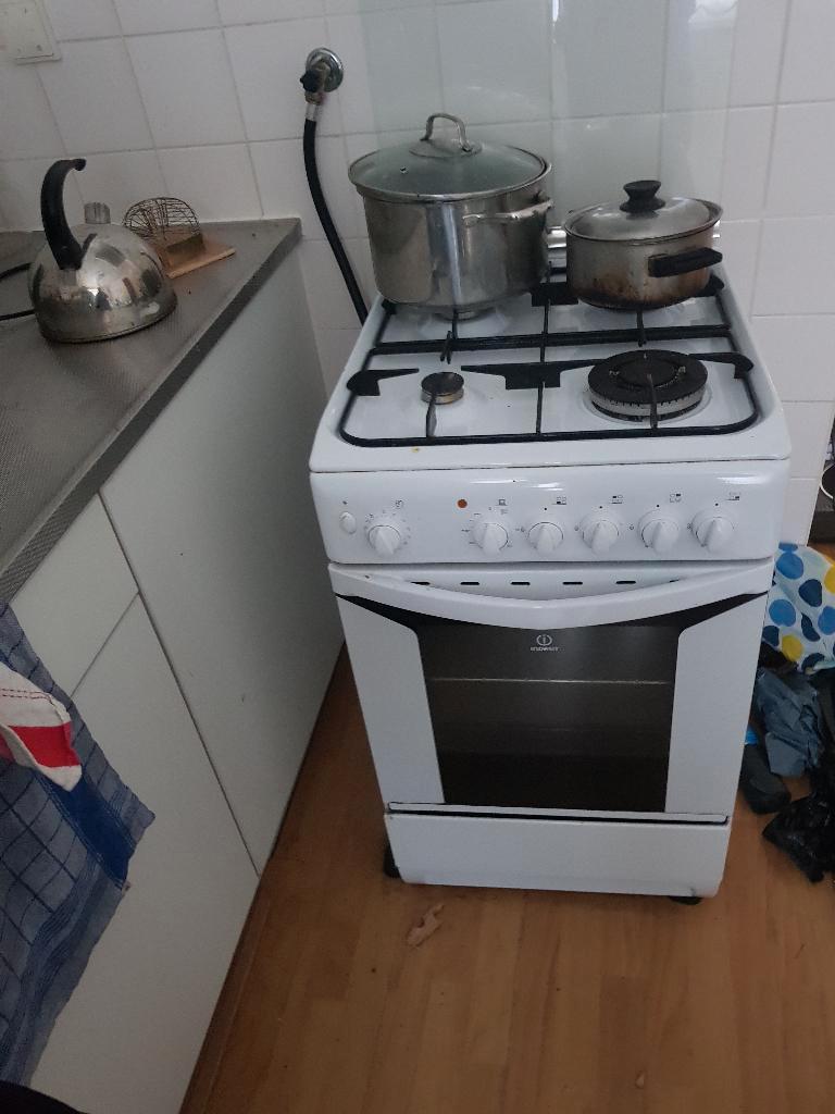 Gratis Koelkast die werkprima,  Kleding kast en nog meer.