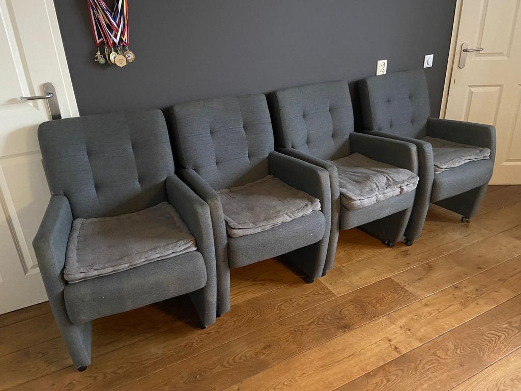 4 Gebruikte eetkamerstoelen met wielen - Gratis!