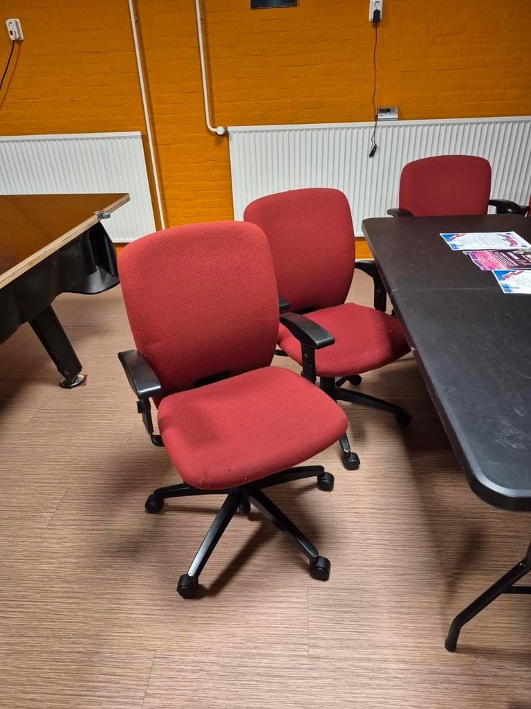 Gratis 6 x Burostoelen in prima staat