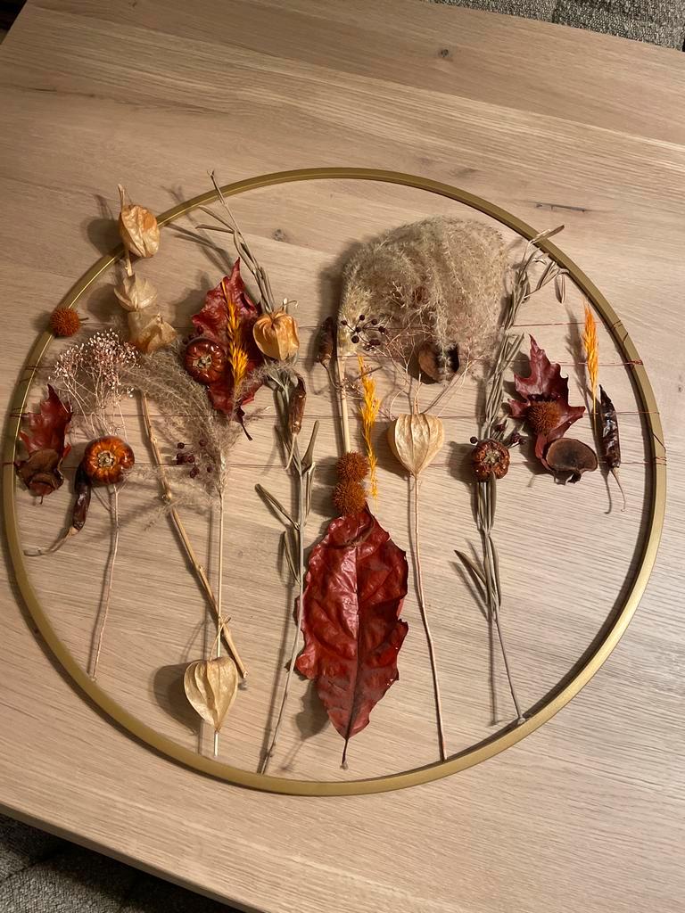 Decoratieve wandkrans met gedroogde bloemen - Gratis!