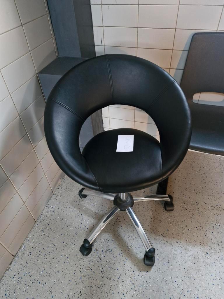 Zwarte bureaustoel met wielen