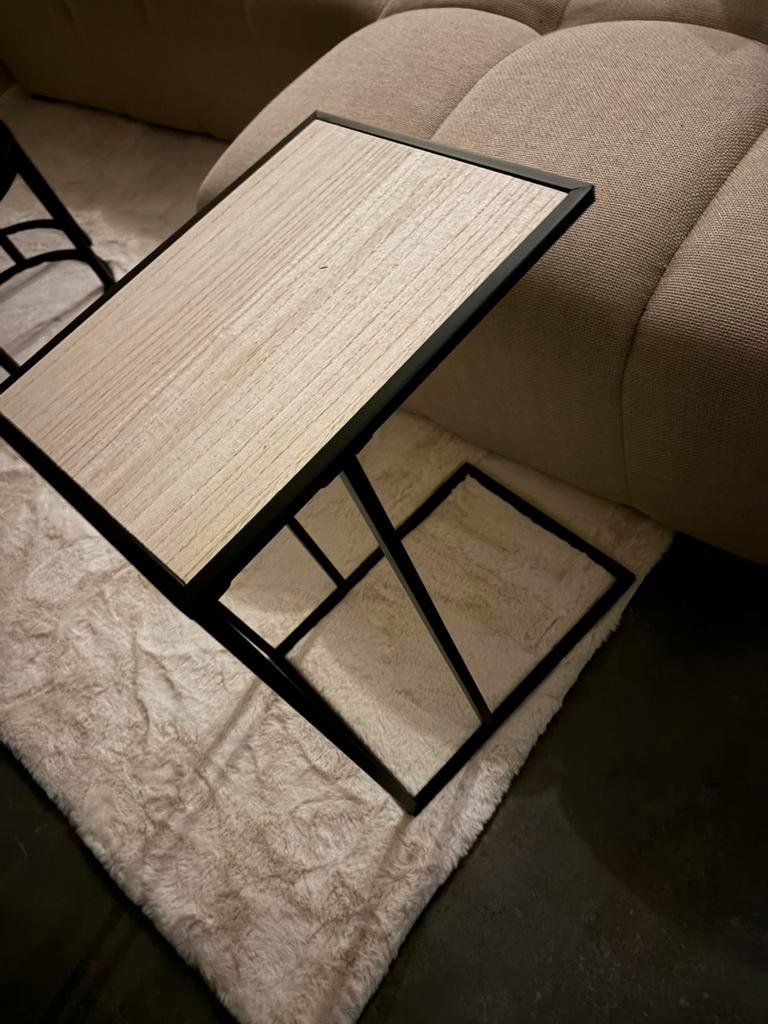 Bijzettafel voor aan de bank gratis