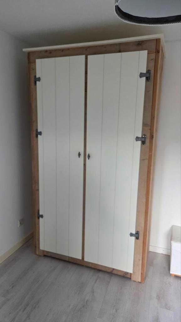 Kleding kast en ladekast/commode. Gratis