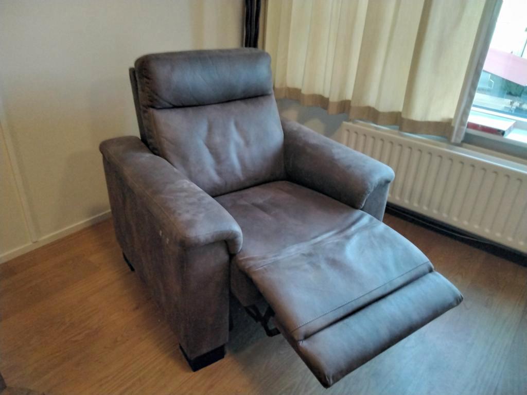 Comfortabele fauteuil met houten bijzettafel