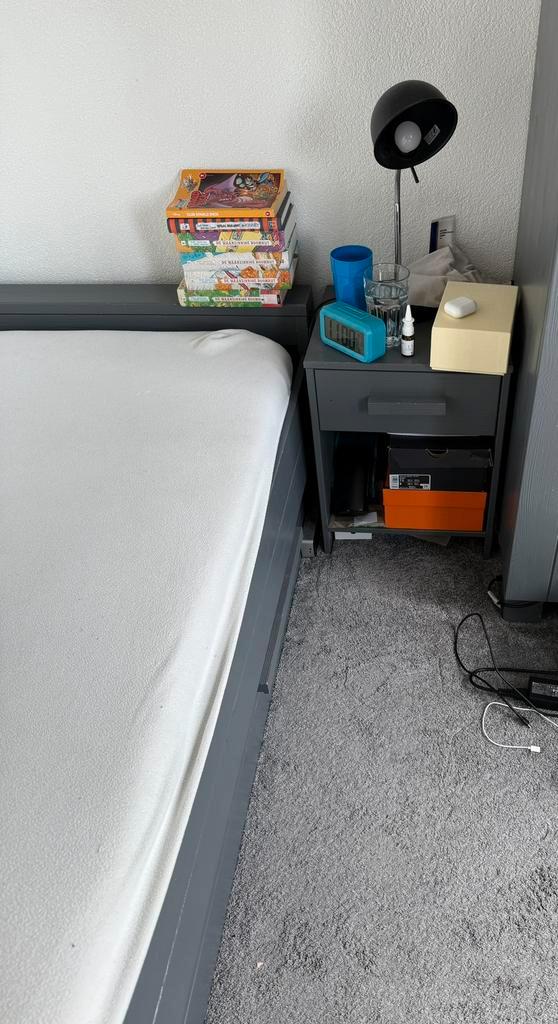 Bed en nachtkastje GRATIS OPHALEN VANDAAG 5-2-2026!