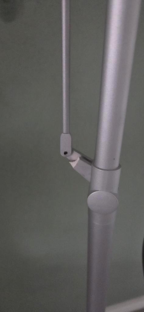 Twee verstelbare vloerlampen