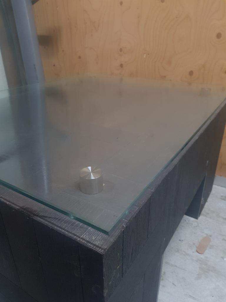Salontafel donkerbruin massief met zwevende glasplaat
