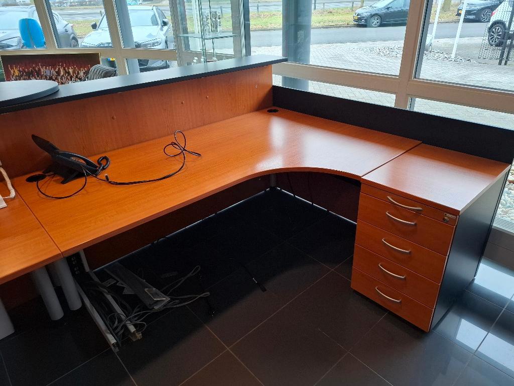 GRATIS ontvangst balie bestaande uit 2 bureau''s met ombouw