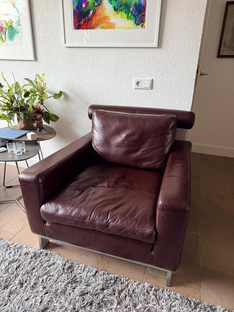 Wijnrode leren bank en stoel met rvs onderstel, gratis