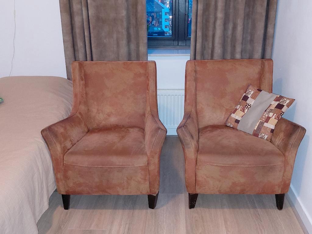 Twee fauteuils terra cotta/taube